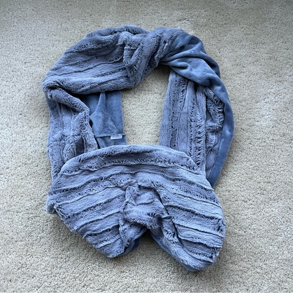 The North Face Grey Infinity Winter Scarf - Plush Faux Fur - EUC - Picture 1 of 5
